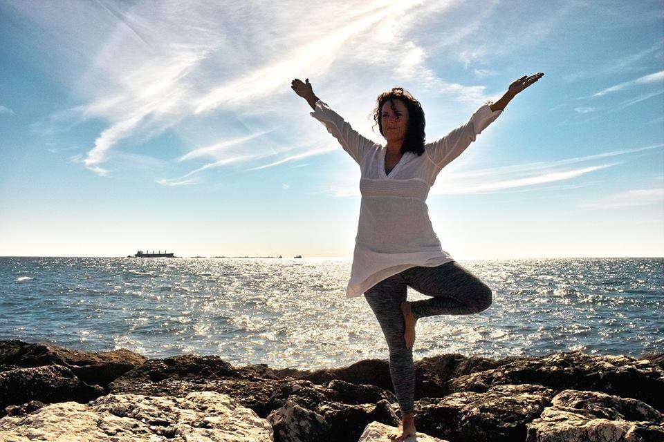 Yoga Position der Baum am Meer