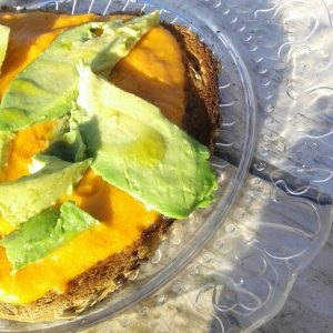 Brot mit Tomatenzubereitung und Avocado