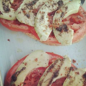 Brot mit Tomate und Avocado