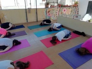 Yoga auf der Terasse